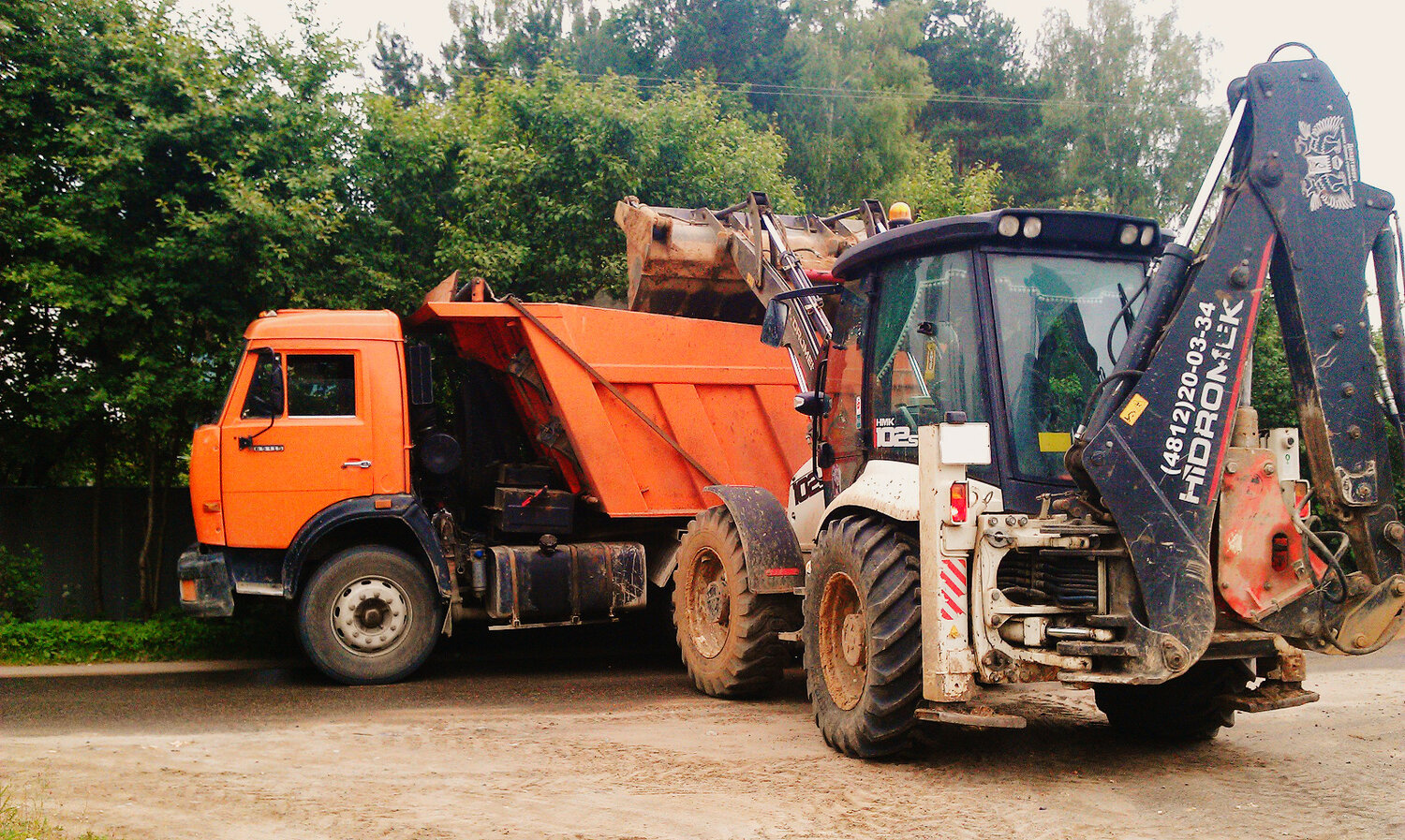 Интересный экскаватор на базе КАМАЗа производства Тверского завода Тракторист-Мо