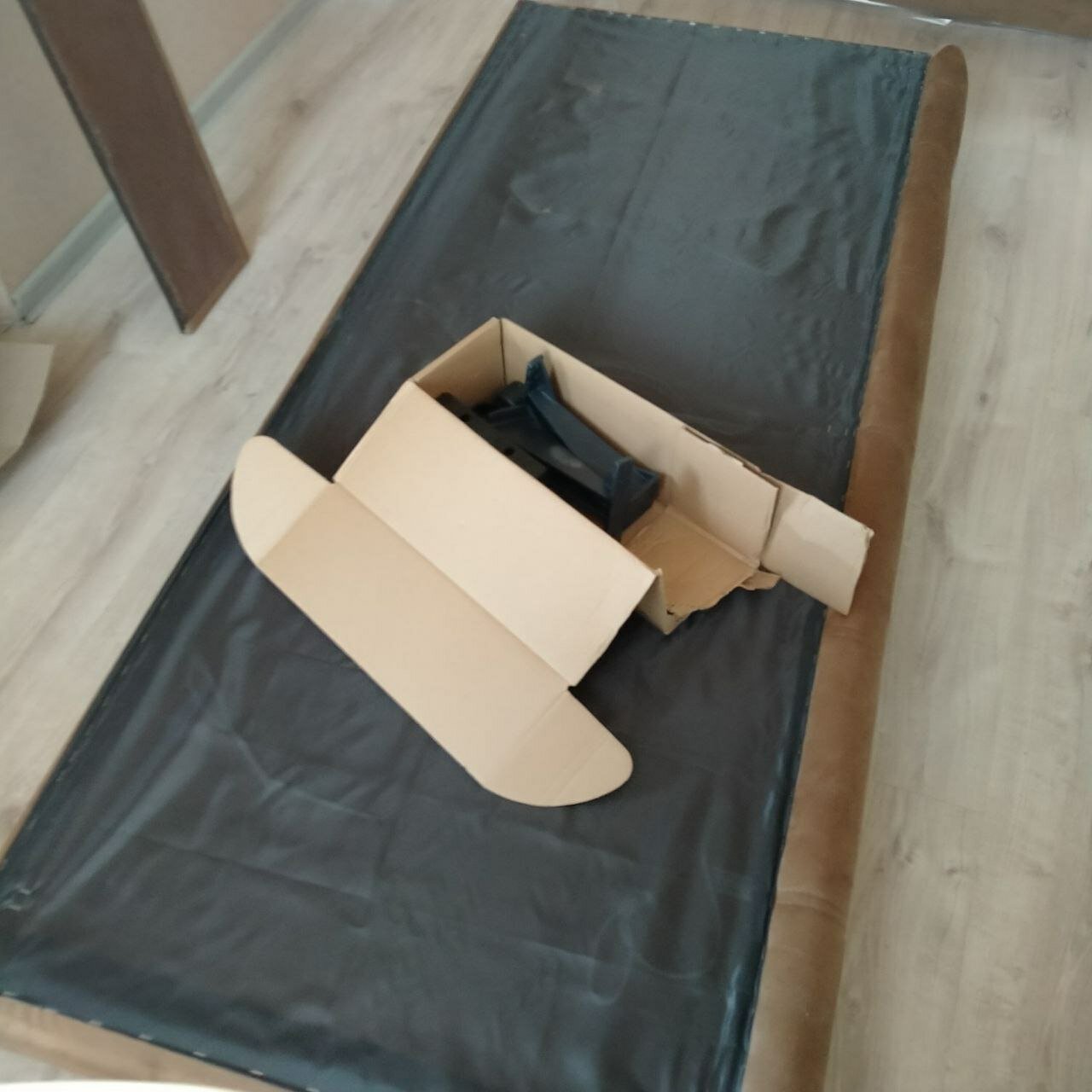 картонная упаковка, картонная коробка, большая коробка, упаковка, открытая коробка