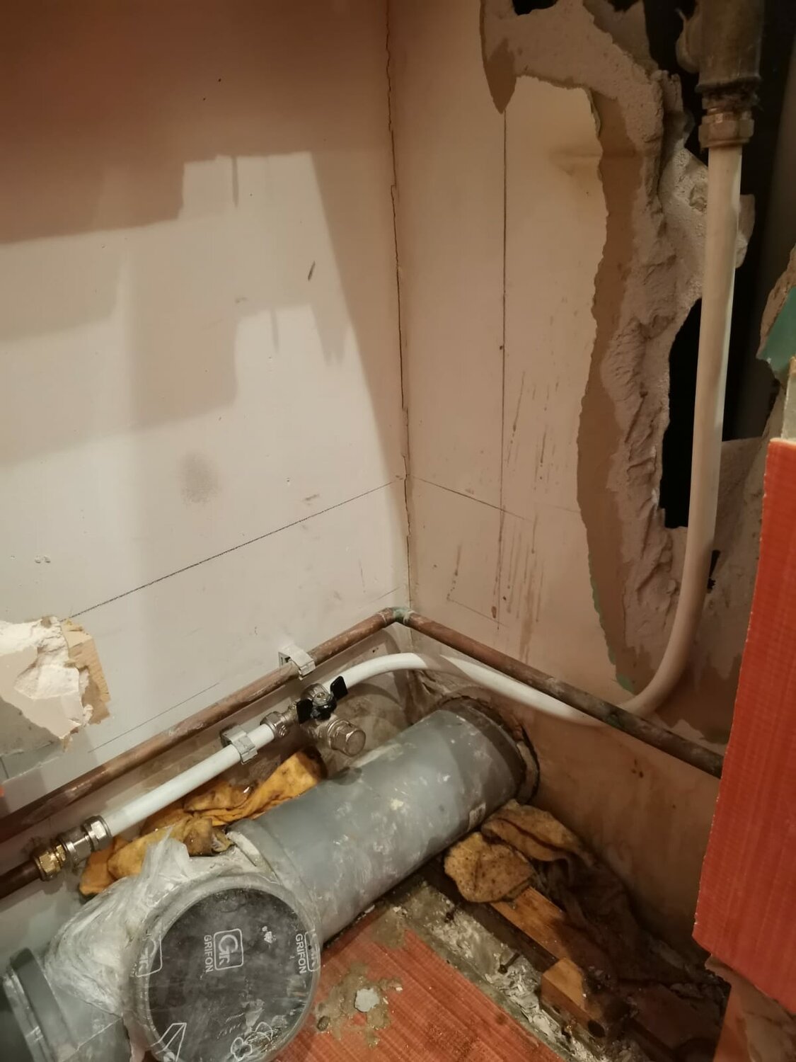 разводка труб в ванной, канализация прокладка труб в санузле, канализация в квартире, трубы ванной от застройщика странно