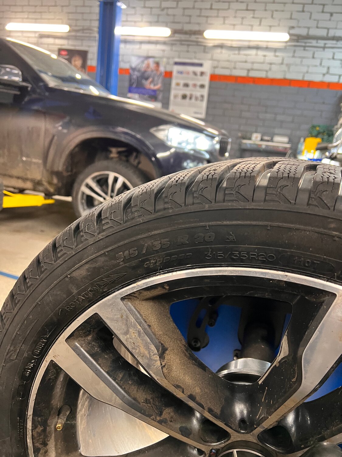автомобиль, бмв колеса, автомобильное колесо, домкрат bmw f30, диски бмв