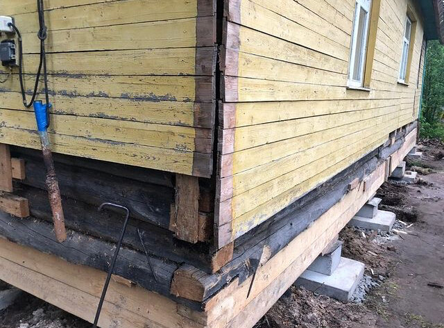 Подъём дома и замена гнилых венцов