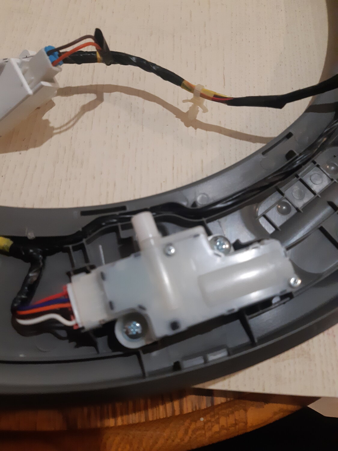 разобрать люк самсунг ww65k42e00w, регистратор xc60 к плафону, плафон освещения, плафон освещения салона, подключаем регистратор к плафону освещения калина 1 универсал
