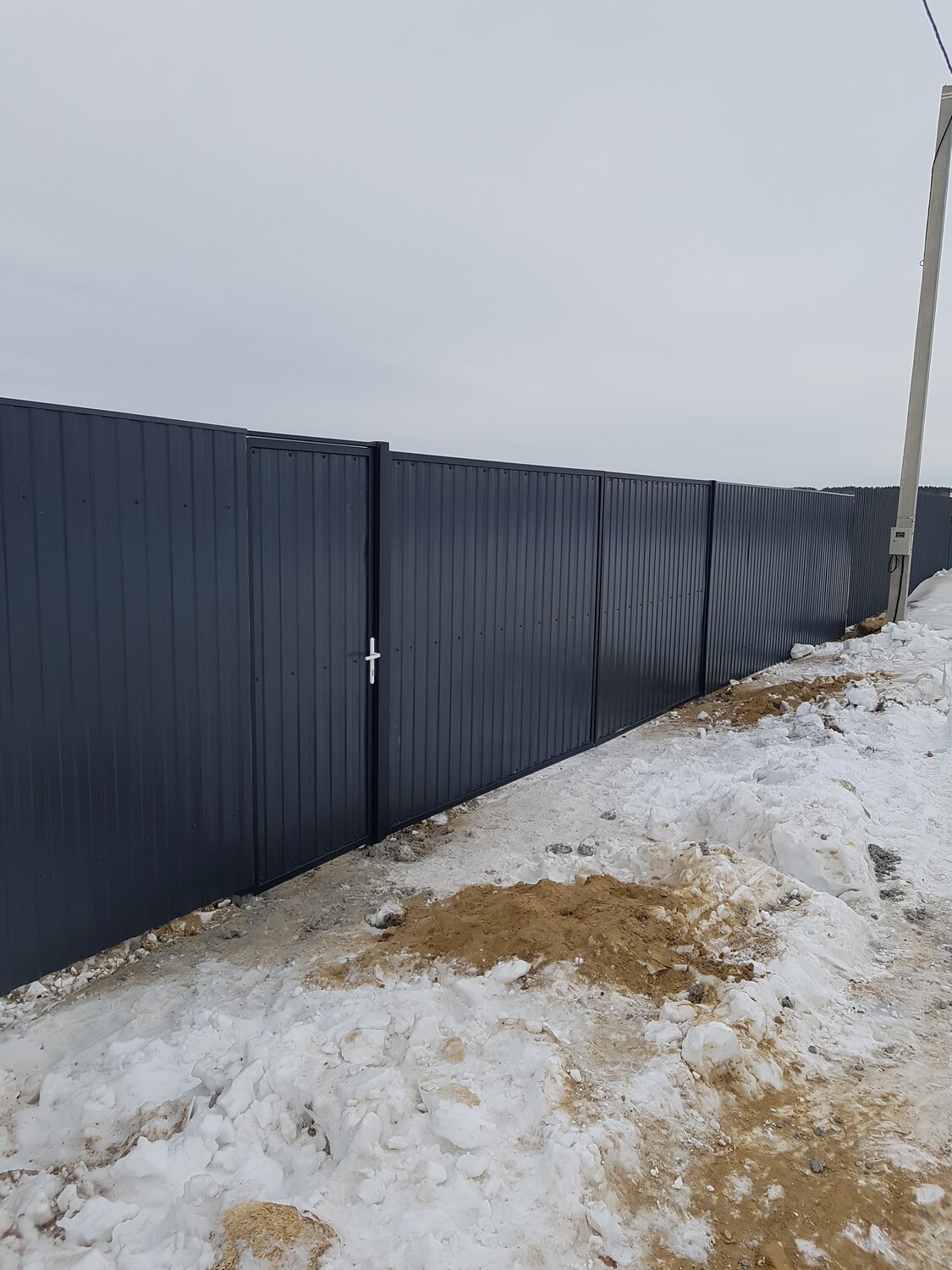 забор профнастил зима, забор из профнастила зимой, забор из профлиста, профлист забор, забор из серого профнастила