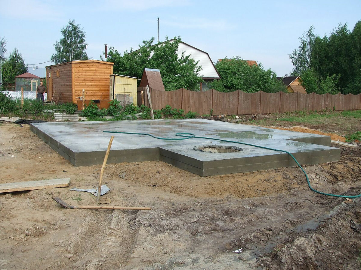 фундамент из плит, монолитный бетонный фундамент, фундаментная плита 10 на 10, монолитный фундамент, плитный фундамент для дома