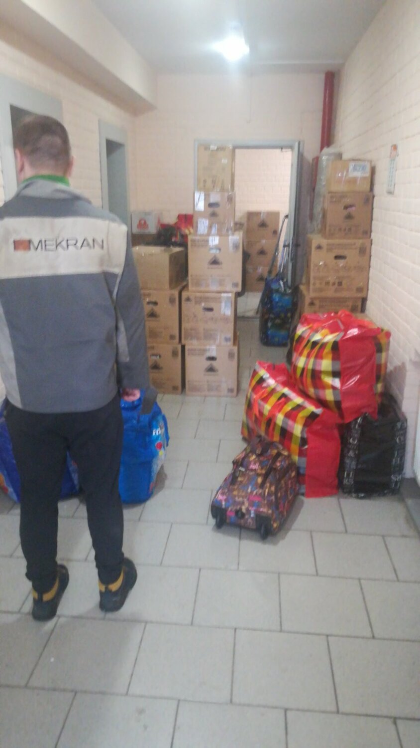 ноги, работники склада игрушек, гуманитарная помощь детям, человек, сотрудник склада