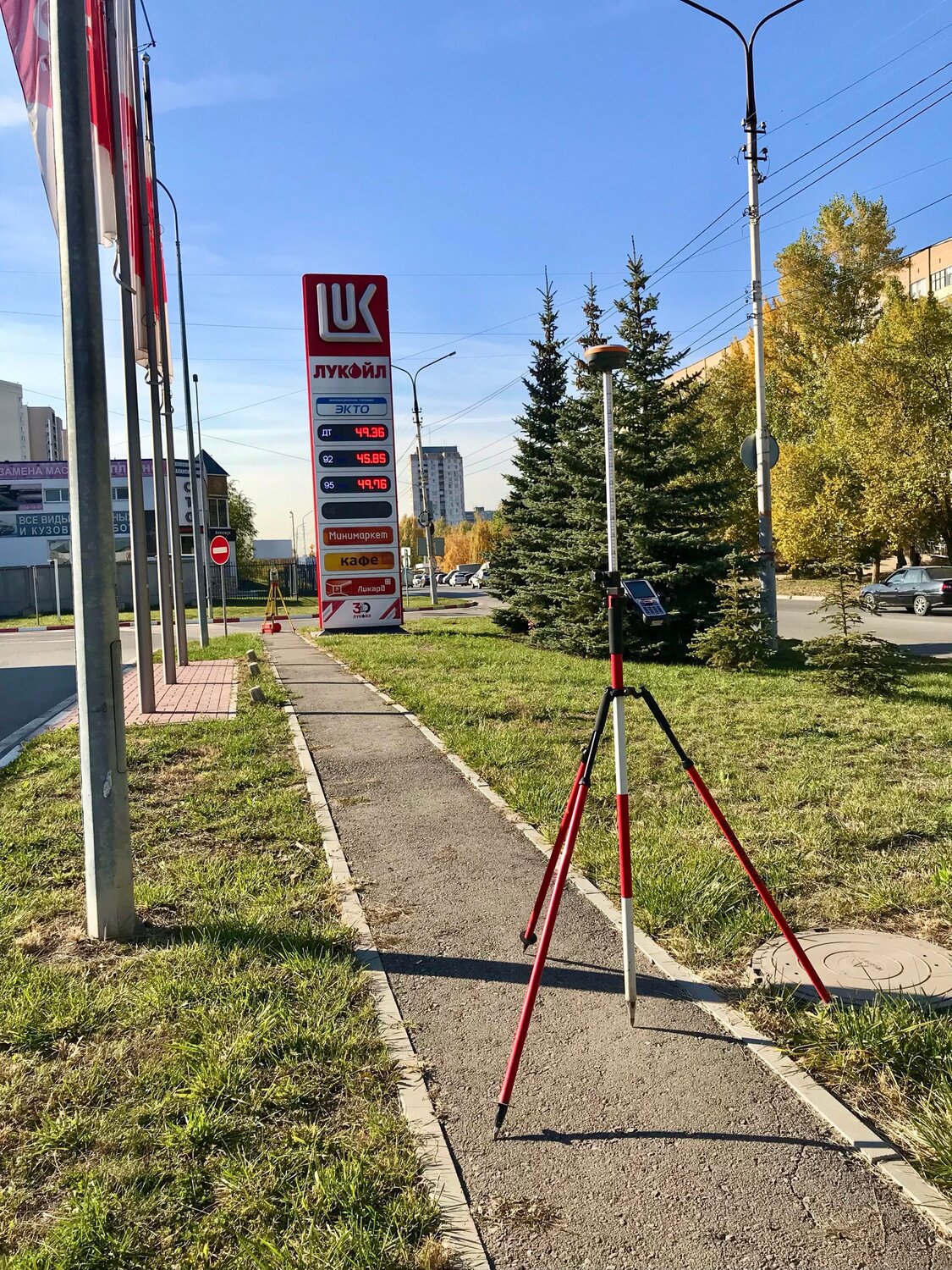заправки лукойл, улица, остановка проспект универсиады, здание, пешеходный переход