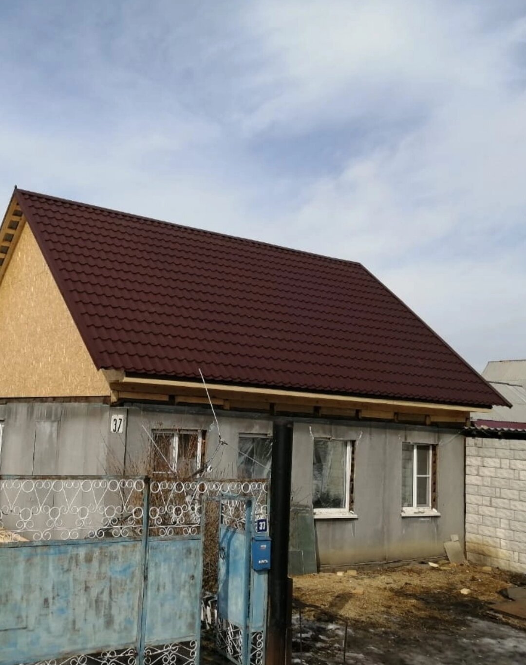 фронтон крыши из металлочерепицы, двускатная крыша металлочерепица, металлочерепица классик, двухскатная крыша металлочерепица, металлочерепица