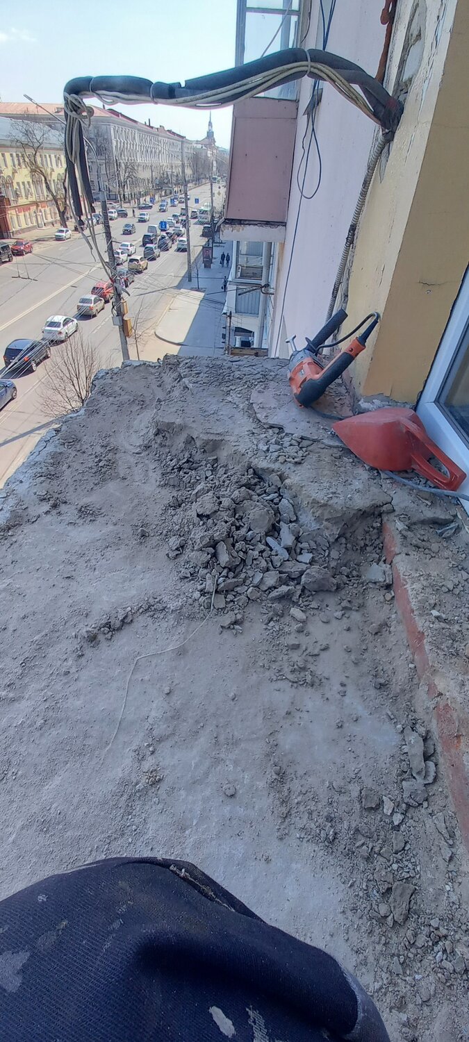 улица, во дворе, провал, во дворе дома, обстрел дома