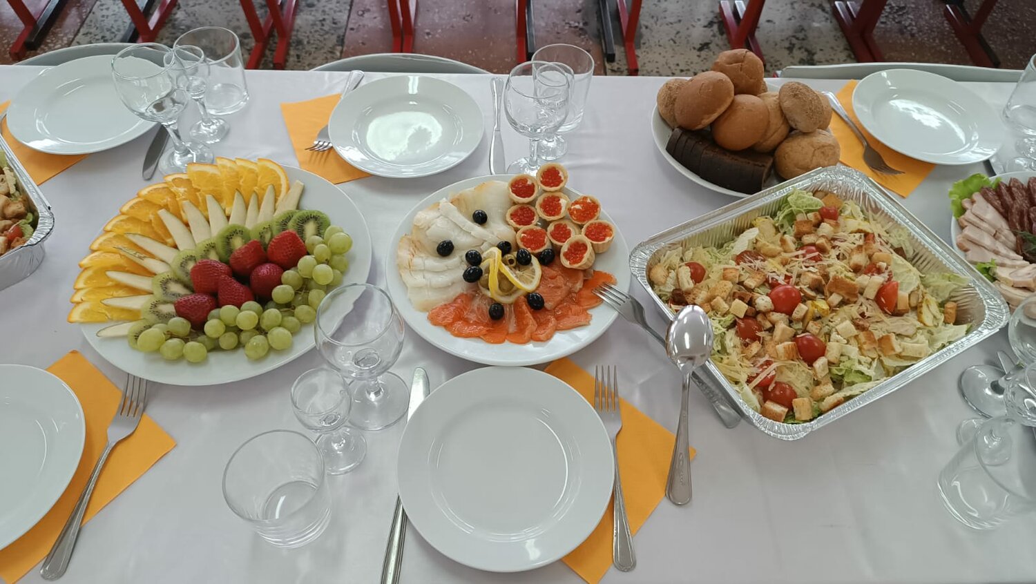 предметы на столе, стол на поминки, банкет, блюда на поминки, столовая