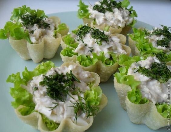 закуски тарталетки, тарталетки с тунцом, тарталетки, тарталетки с тунцом яйцом и огурцом, закуска с ананасом