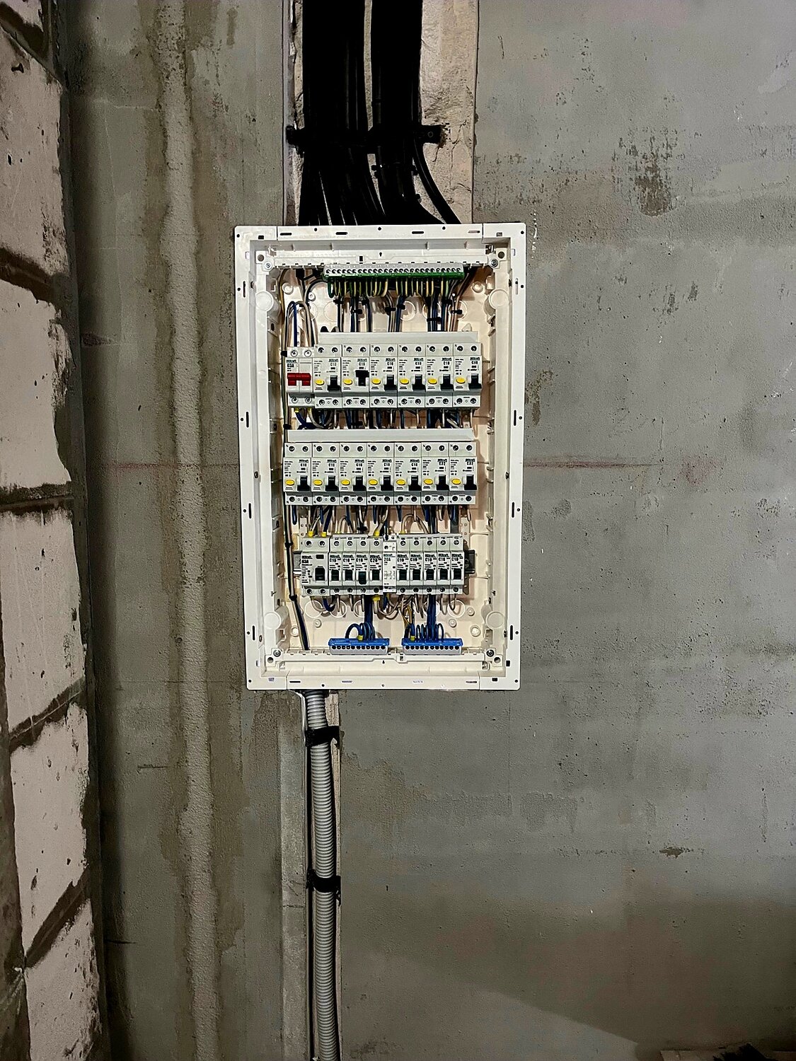 Электромонтажные работы в Москве: 120 электромонтажников со средним ...