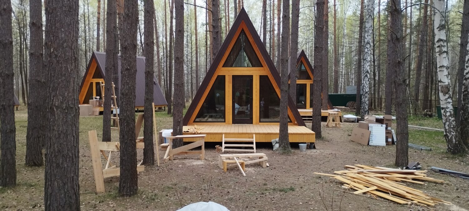 треугольный домик в лесу, дом шалаш, треугольный дом, глэмпинг домик, дом шалаш в лесу