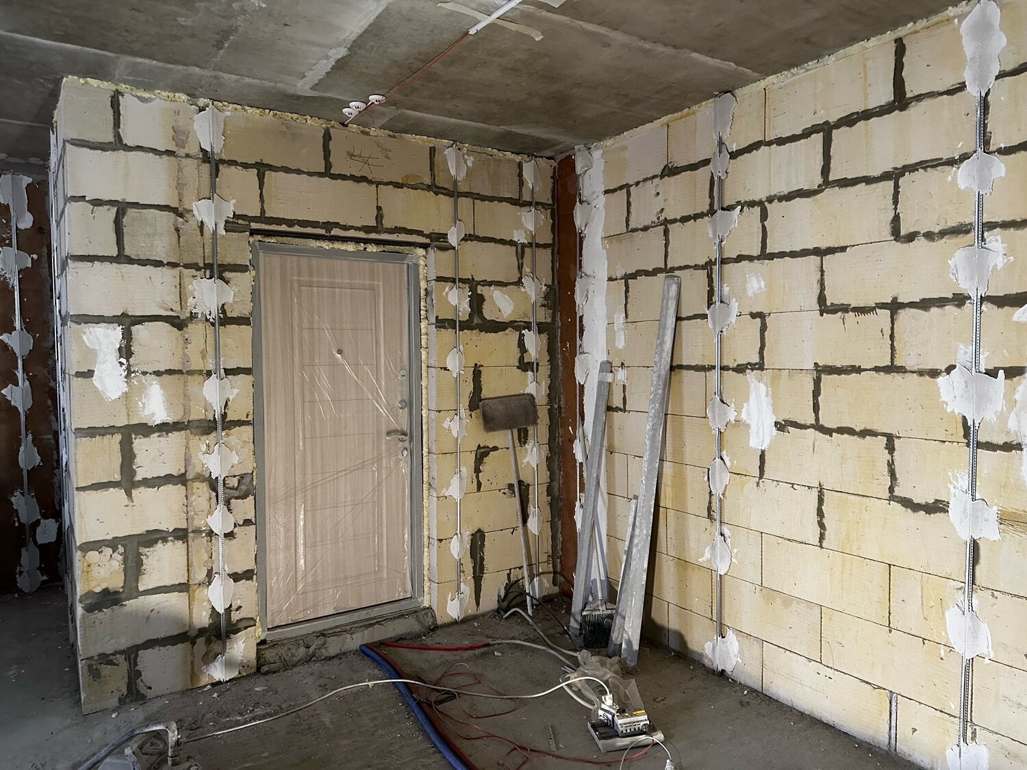 отделка новостройки с нуля, штукатурка стен в доме из газобетона, черновая отделка квартиры, черновая отделка, механизированная штукатурка стен гаража