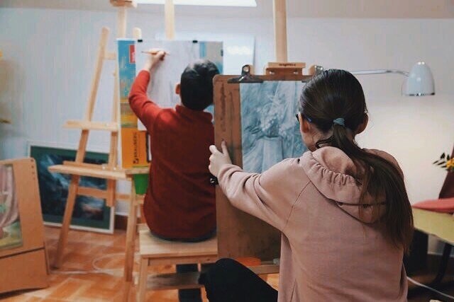 художник, художественная школа, рисование в художественной школе, студия рисования мольберт, искусство