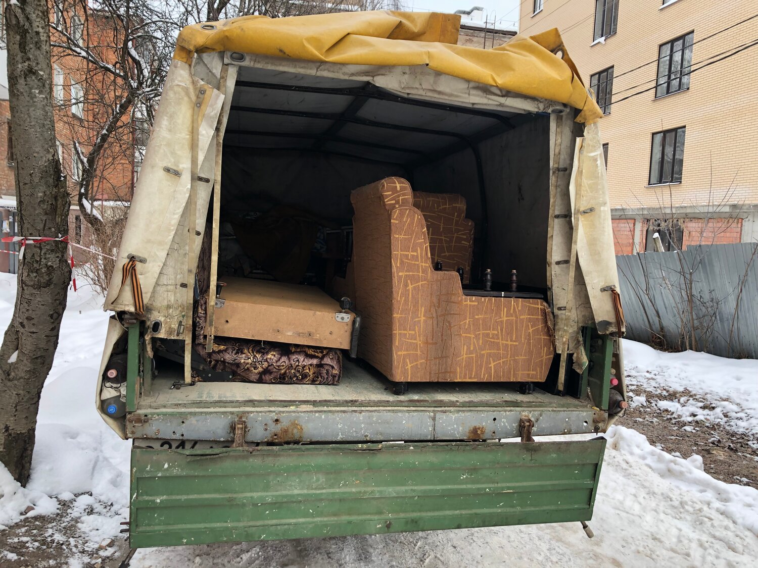 вывоз старой мебели, автомобиль газель, вывоз, вывоз мебели на газели, вывоз мусора