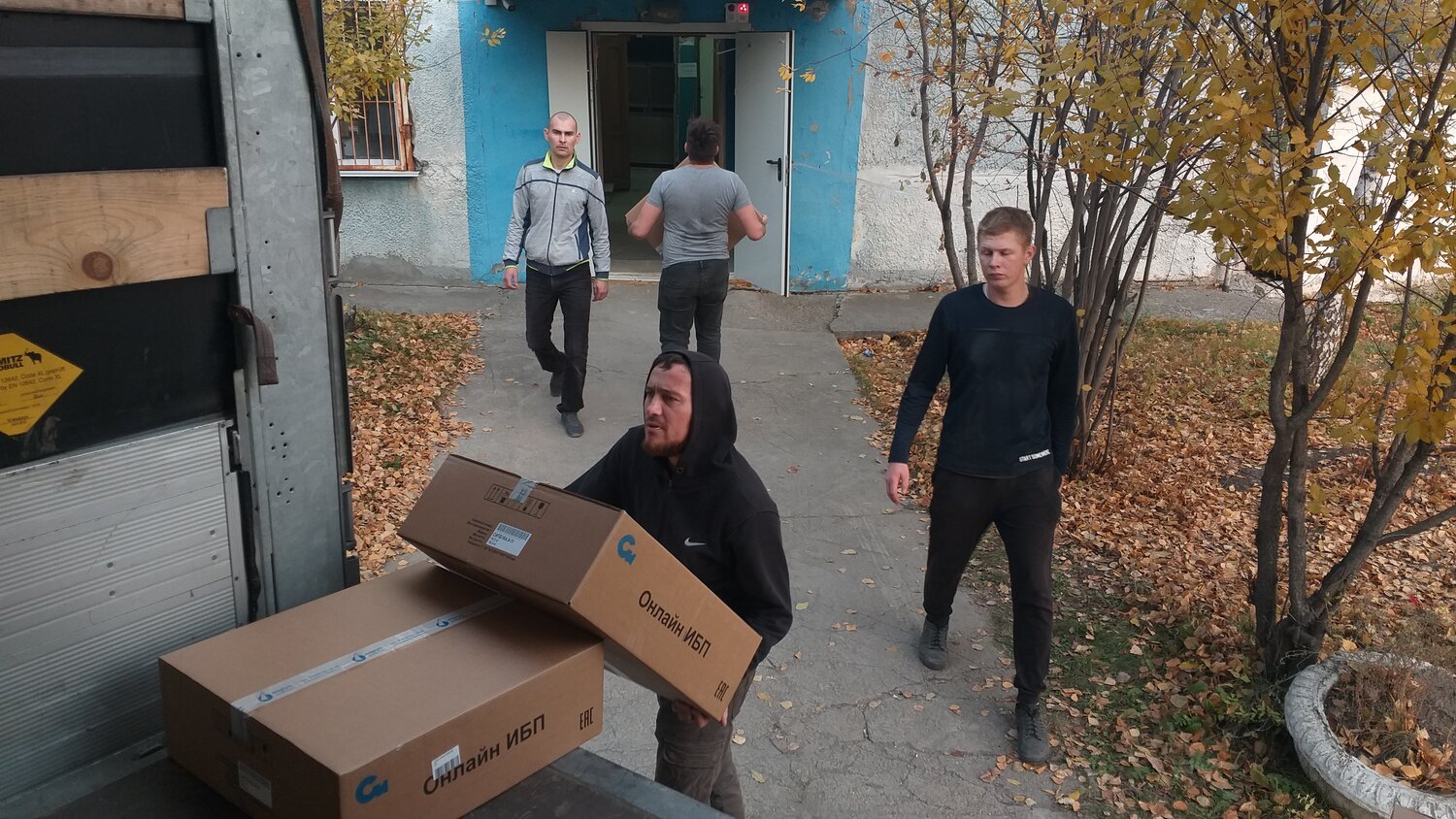 ноги, человек, добрые дела, спаси дерево, грузчики