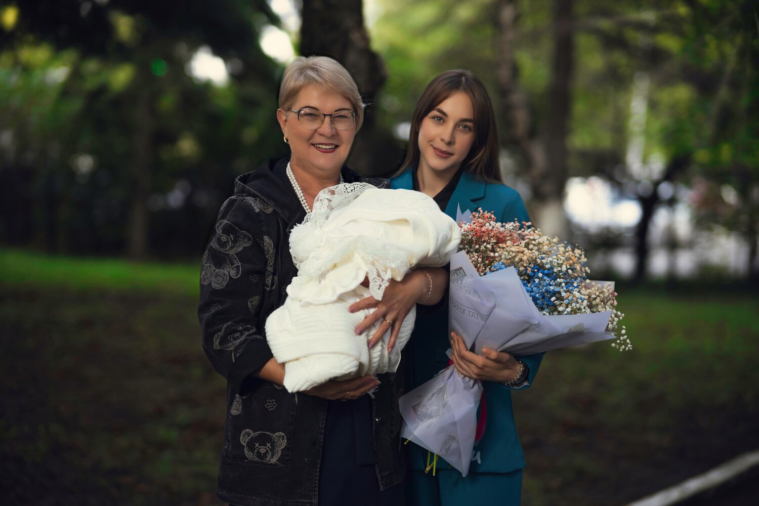 девушка, женщина, человек, выписка из роддома, согдиана с малышом микаилом выписались из роддома