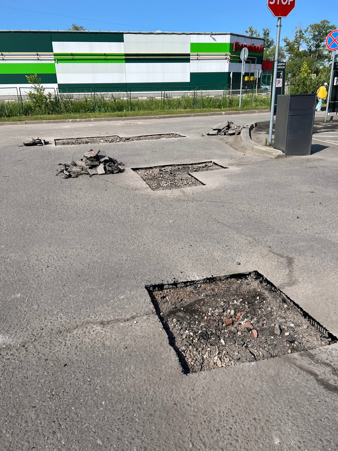 вырезанный асфальт на улице, яма, асфальт, яма в асфальте, дорога