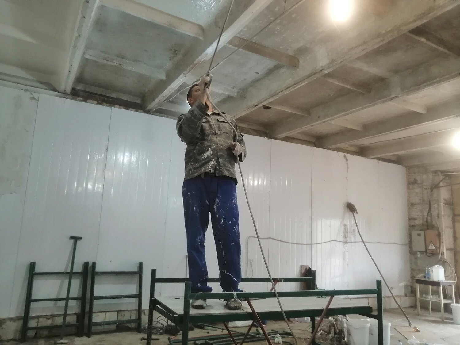 подготовка потолка к покраске, потолок для покрасочного помещения, безвоздушный окраска потолка, покраска потолка, ремонт
