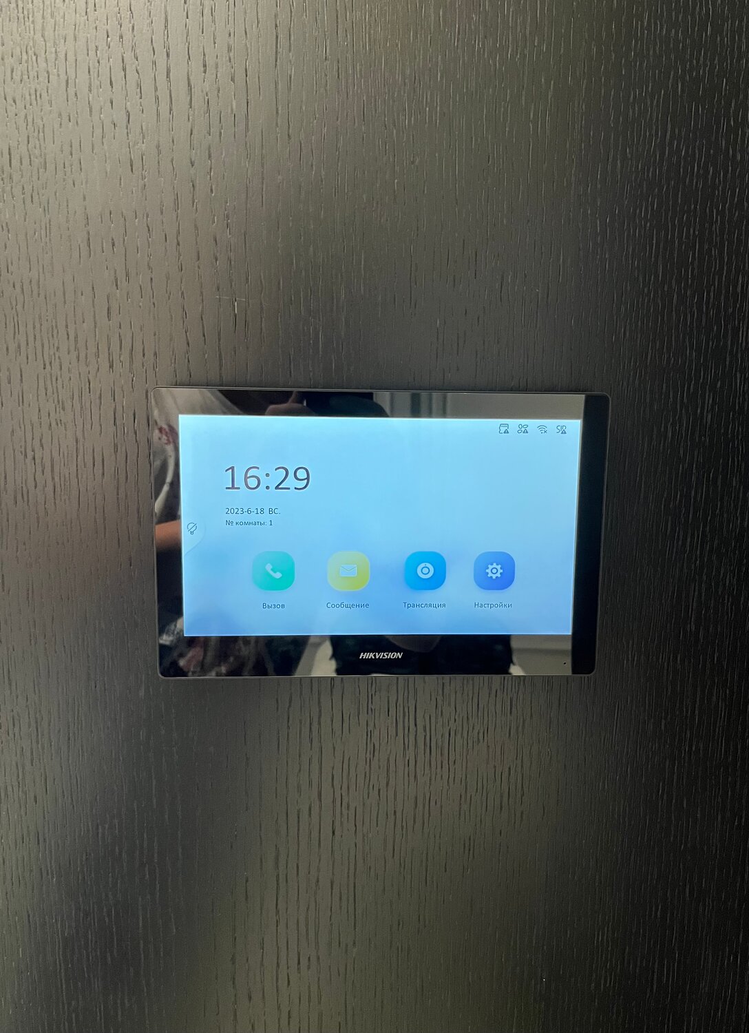домофон hikvision, hikvision ds-kh8350-wte1, телефон, экран, панель