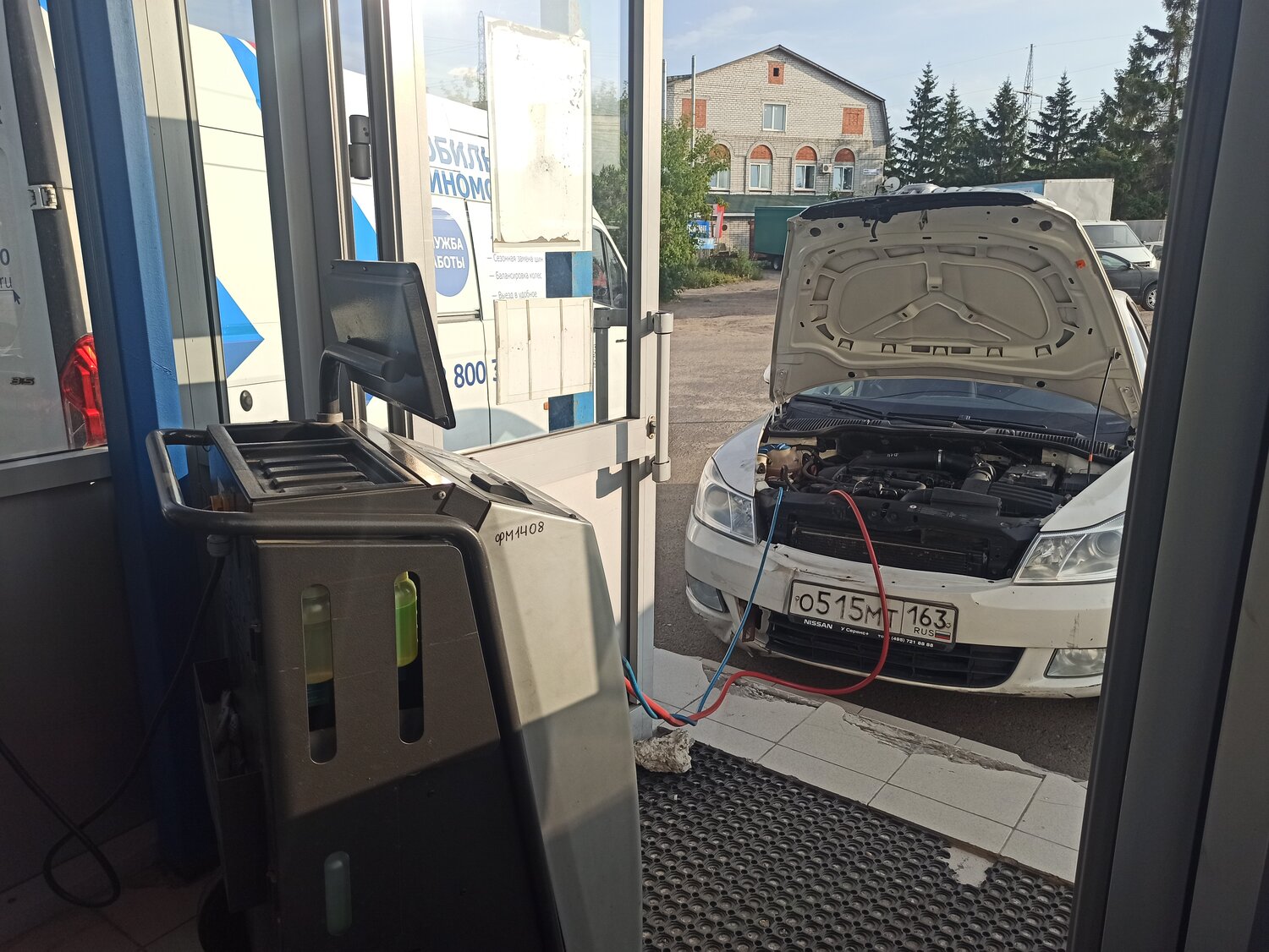 газовая заправка, электрозаправка, заправка электромобилей, красивый автомобиль на заправке, ауди на заправке