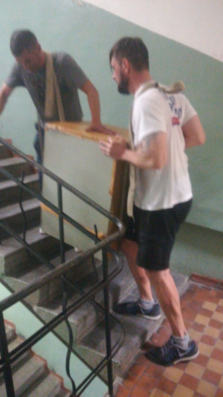 поднимается по лестнице, перила, лестница, человек, уборка подъездов