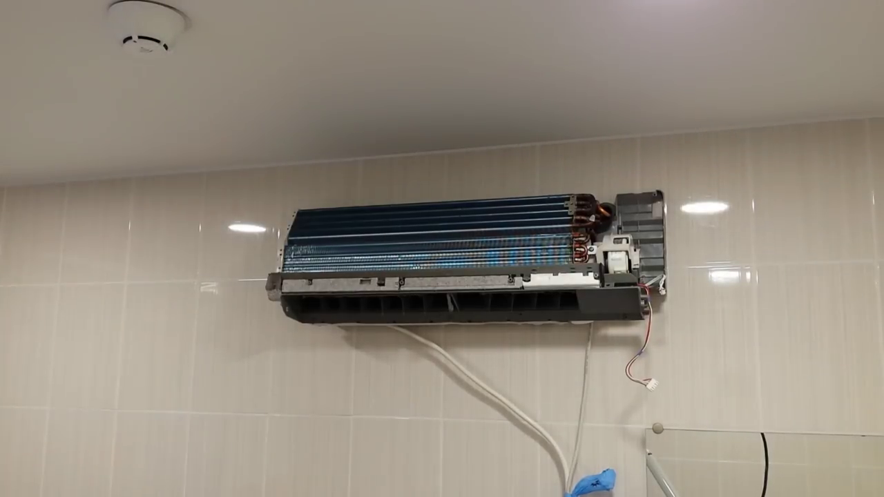 кондиционер с установкой, внутренний блок кондиционера, монтаж внутреннего блока кондиционера, демонтаж кондиционера