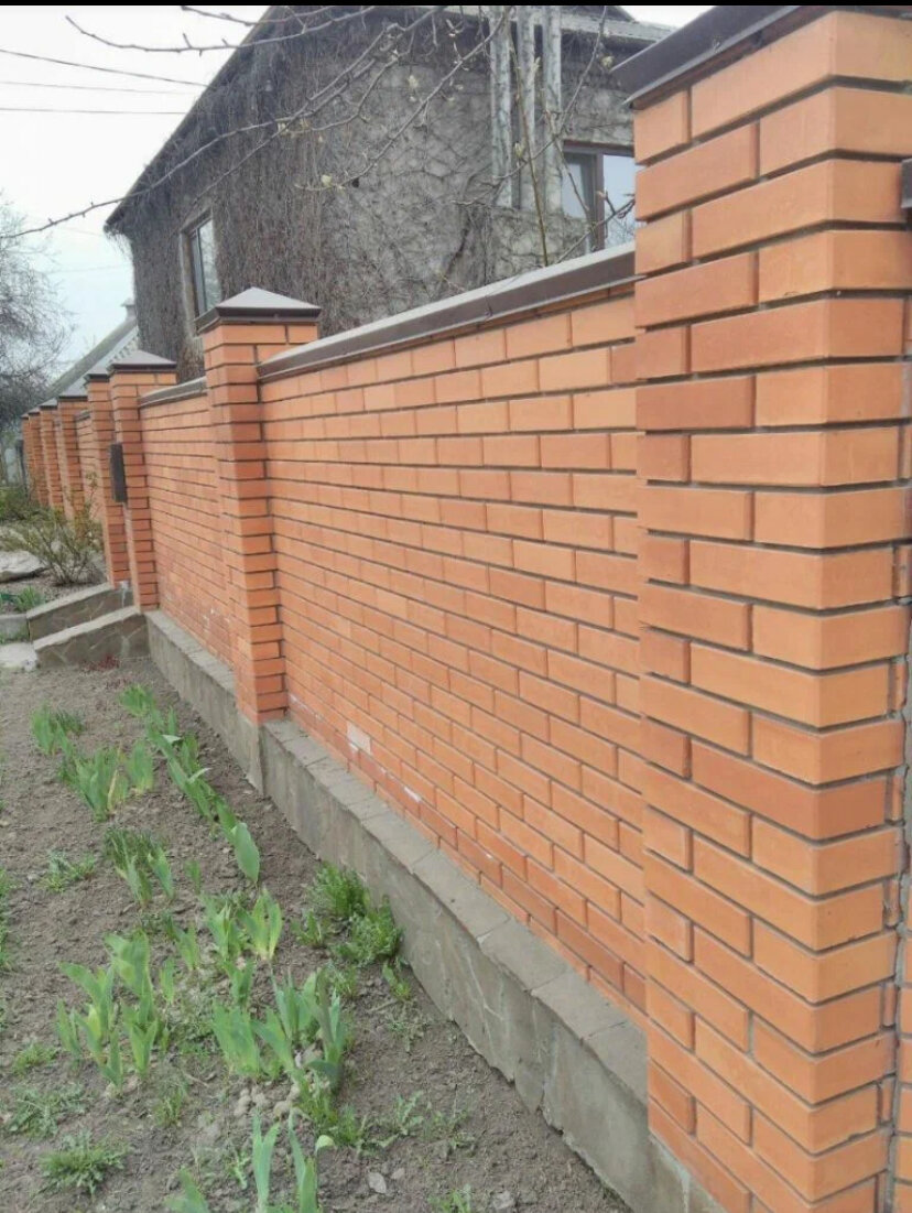 кирпичный забор, забор из кирпича, заборные столбы из кирпича, крашеный забор из кирпича, высокий кирпичный забор