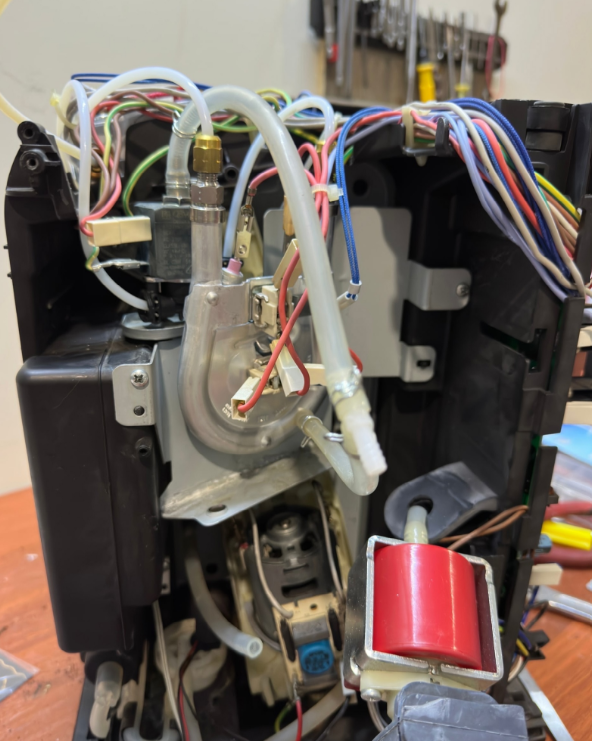 ремонт кофемашин, кофемашина delonghi ep5gw, кофемашина delonghi magnifica разборка, кофемашина delonghi, кофемашина саеко