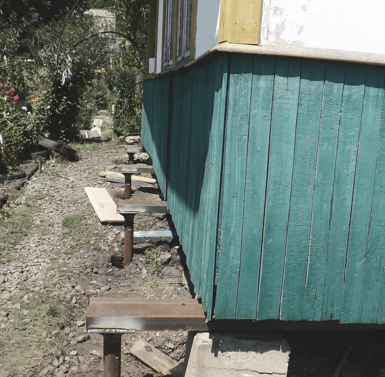 дачный дом, старый дом на сваях, дачный домик, подъем дома, дача