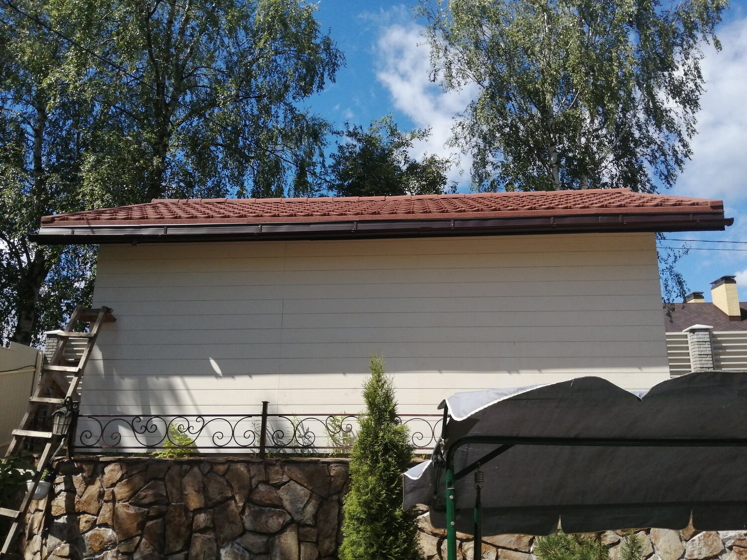 софит для подшивки крыши, сайдинг для фасада, фасад дома, дачный дом, подшивка свесов крыши