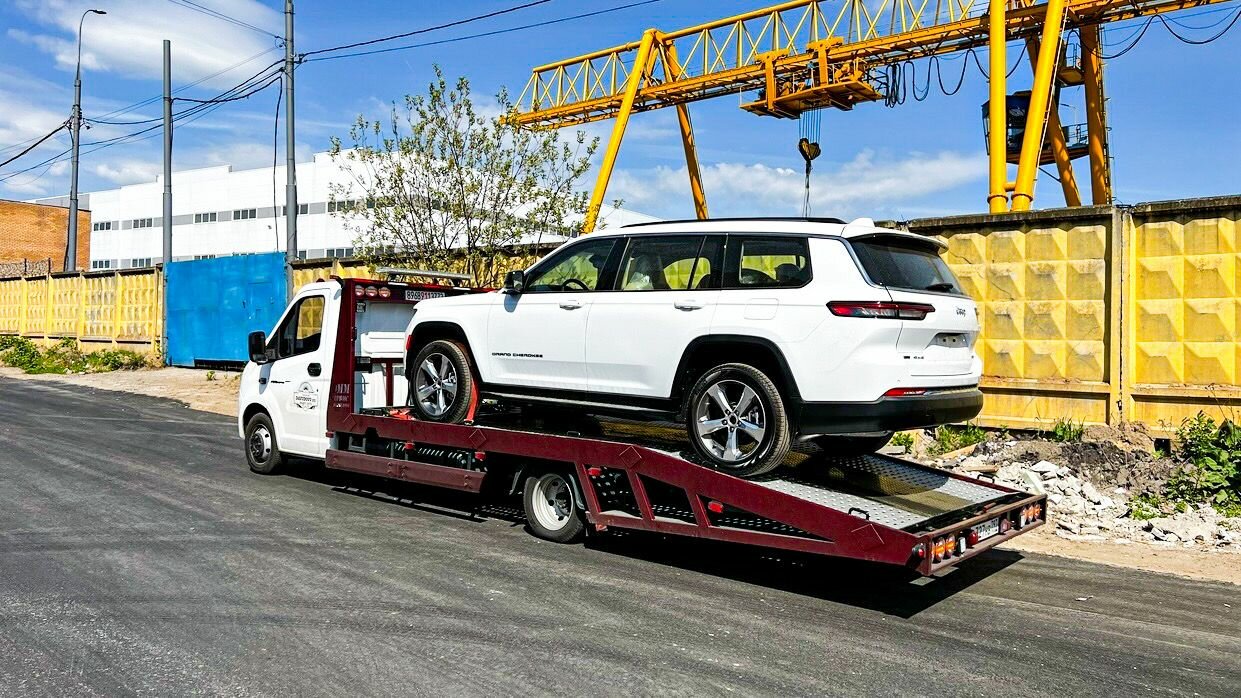 jeep grand cherokee, эвакуатор, новый гранд чероки 2022, grand cherokee 2022, Lincoln Town Car III