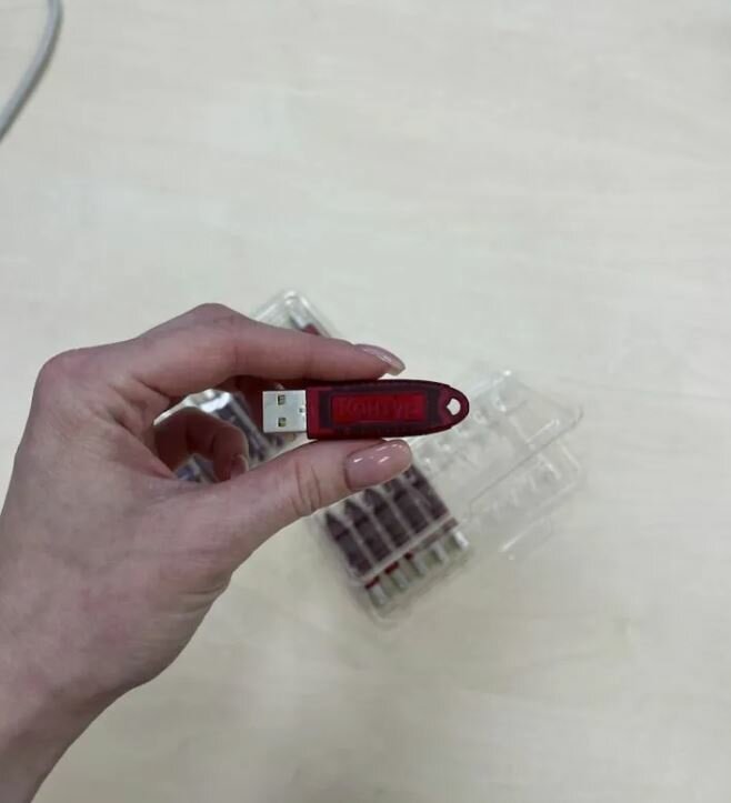 victorinox с флешкой, швейцарский нож брелок, нож брелок, мини швейцарский нож брелок, рутокен 32 кб