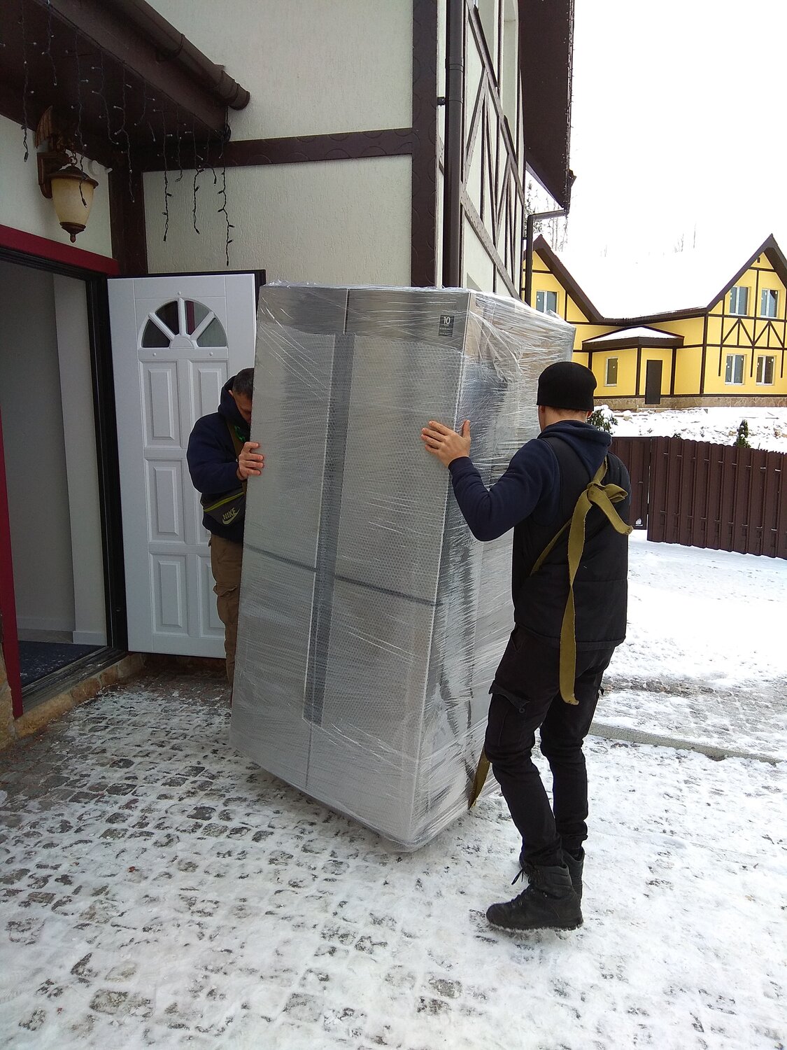 квартирный переезд, грузчики переезды, грузчик, техника, упаковка холодильника для транспортировки