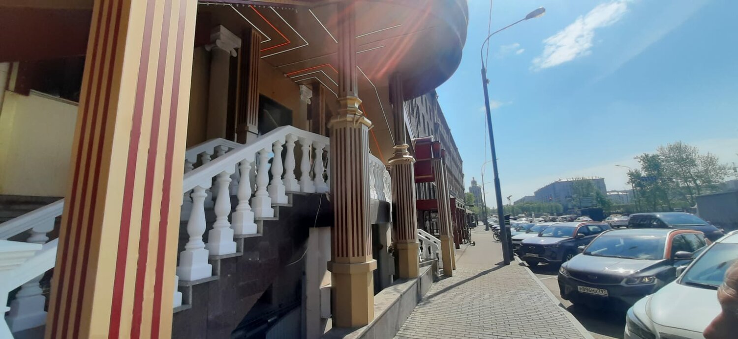 мужчина, фасадный декор, красивые здания, майолика на фасаде, здание