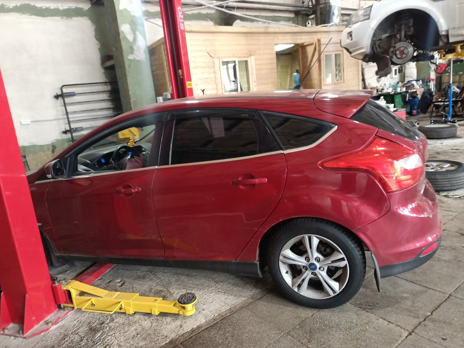 ford focus, красный форд фокус, ford focus 2012, форд фокус 3 седан красный, Kia Cee'd GT