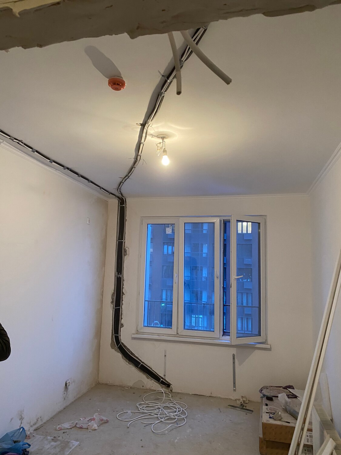 интерьер, кондиционер, установленный кондиционер, проводка в панельном доме, квартира