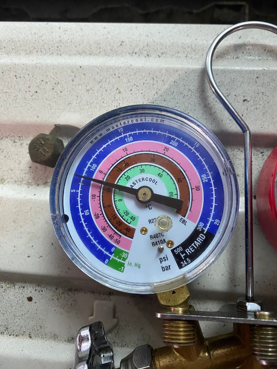 кондиционер, установленный кондиционер, заправка кондиционера по перегреву r410, заправка кондиционера, манометр