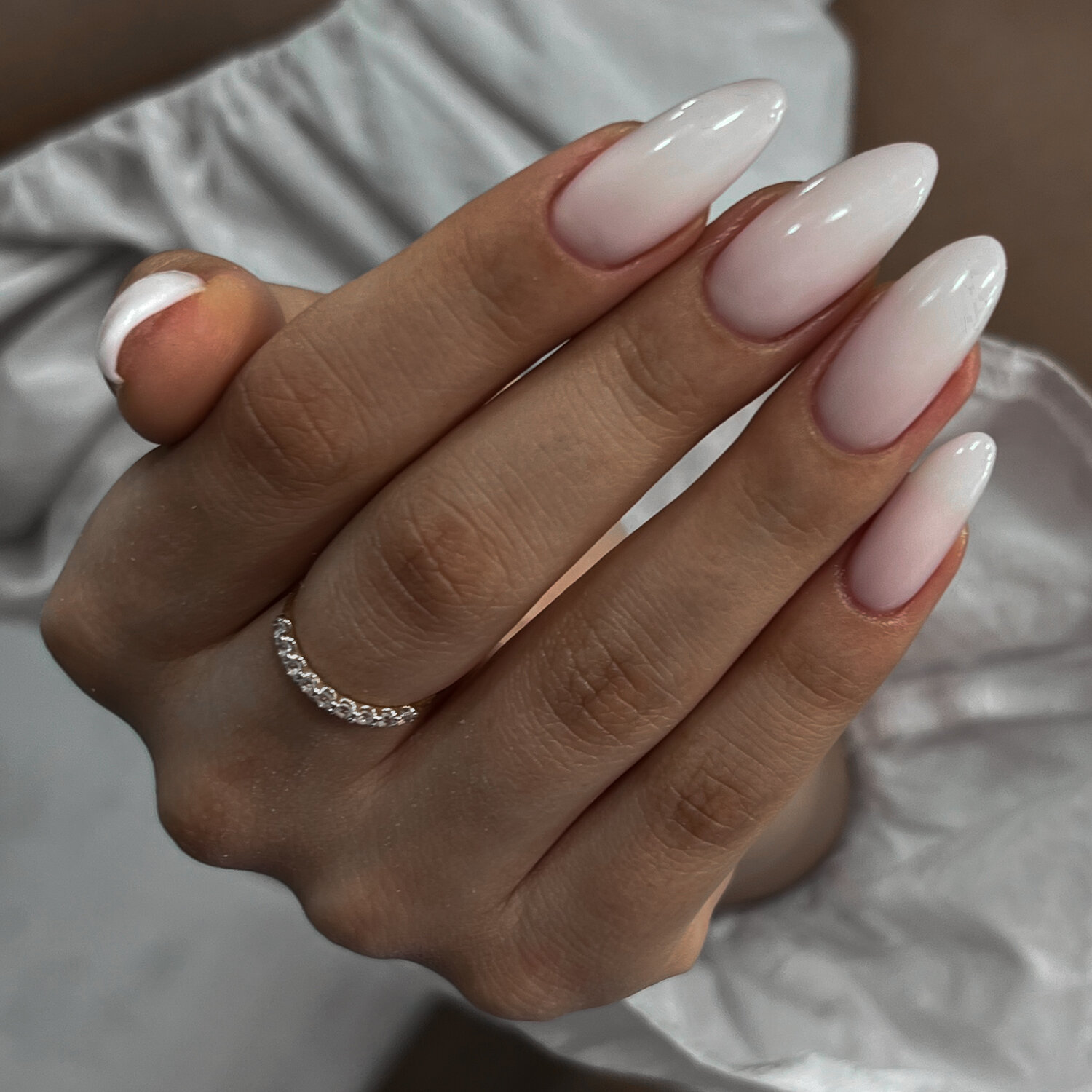 маникюр 💅, красивые маникюры, маникюр молочный миндаль, маникюр тренды, овальные ногти