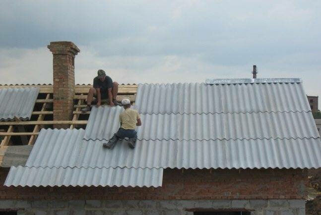 укладка шифера на крышу, кровля из шифера, крыша шифер, монтаж шифера на крышу, шифер короткий для кровли