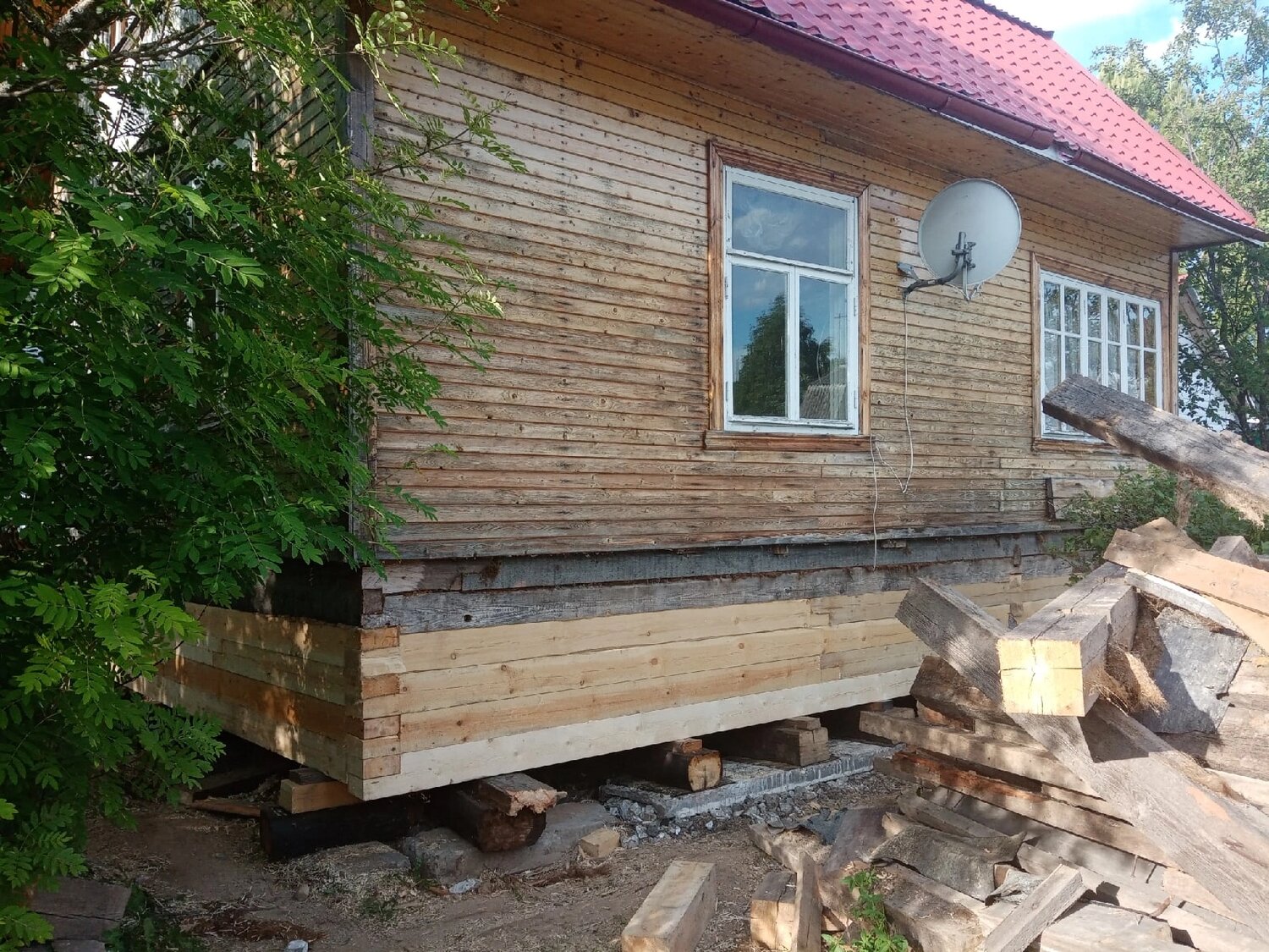 деревянный дом на фундаменте, фундамент старых деревянных домов, поднятие фундамента деревянного дома, фундамент деревянного дома, фундамент под деревянный дом