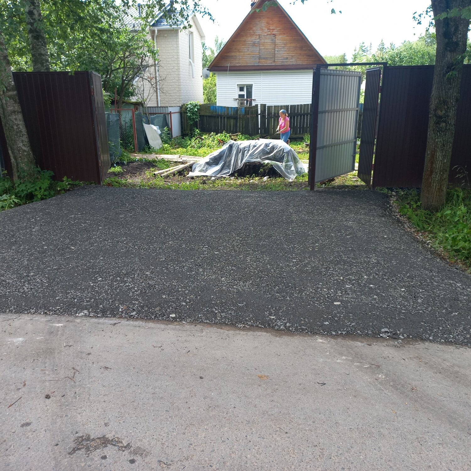 асфальтирование, асфальтирование площадки под автомобиль на даче, технология укладки асфальтовой крошки, асфальтирование двора частного дома, асфальтирование двора
