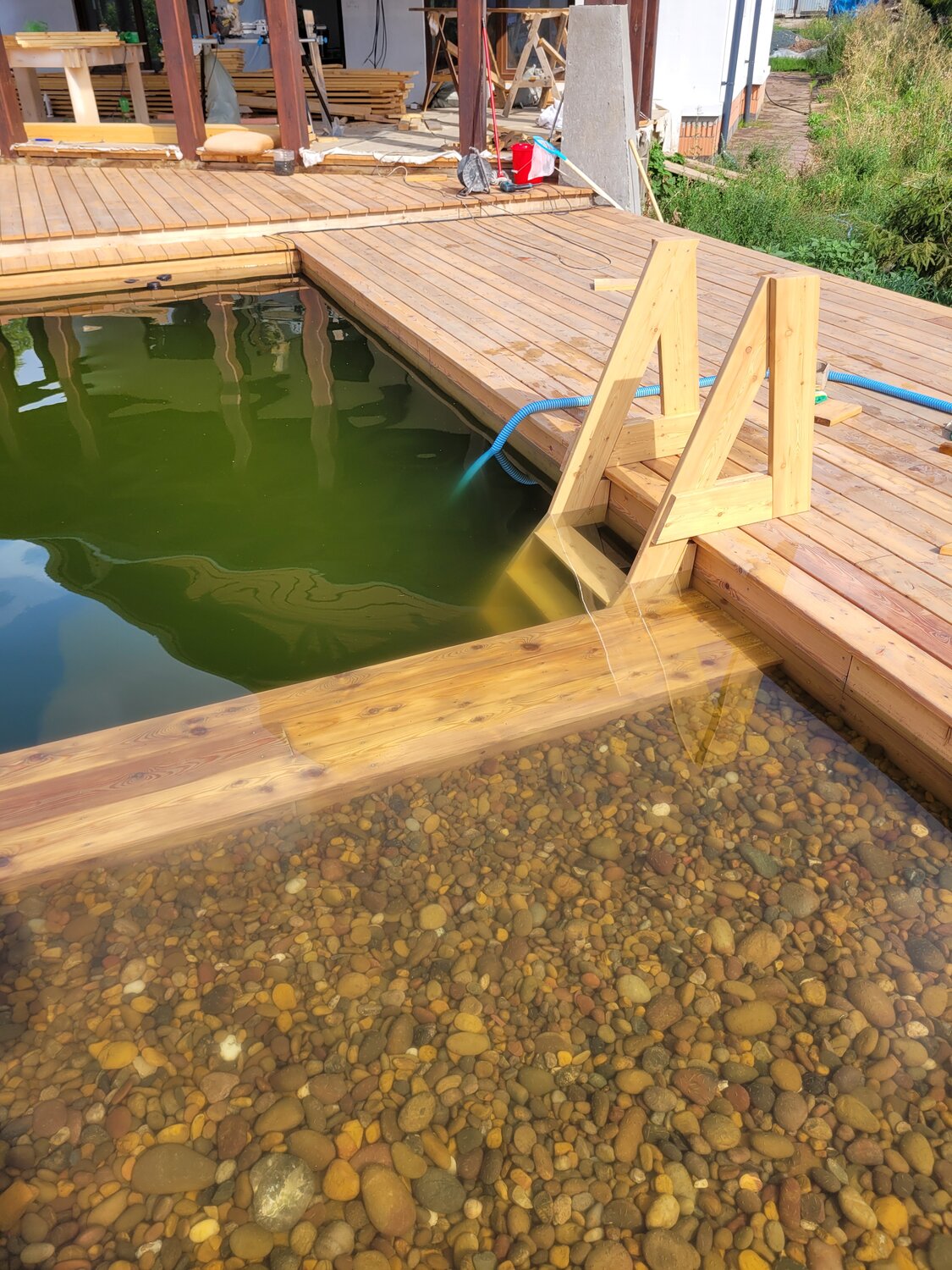 пруд для купания на участке, пруд, пруд с мостиком, пруд на участке, вода в пруду