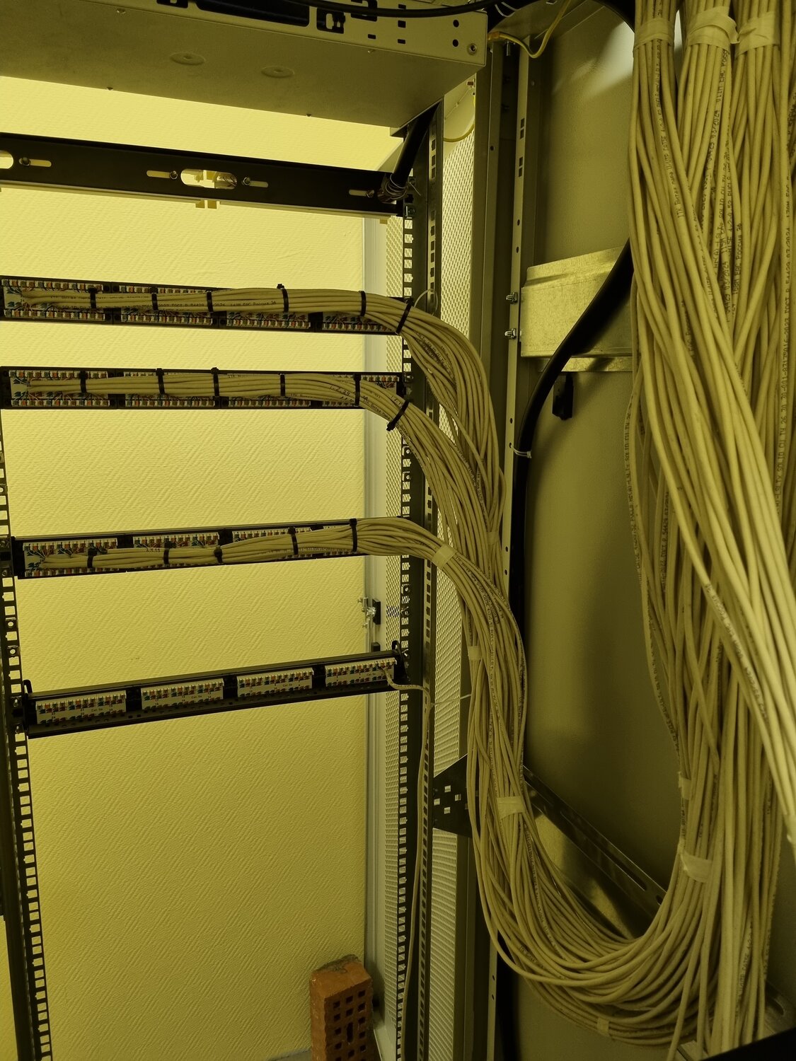 волс лвс скс, коммутационный шкаф максимум, коммутационный шкаф, шкаф скс, слаботочный кабель