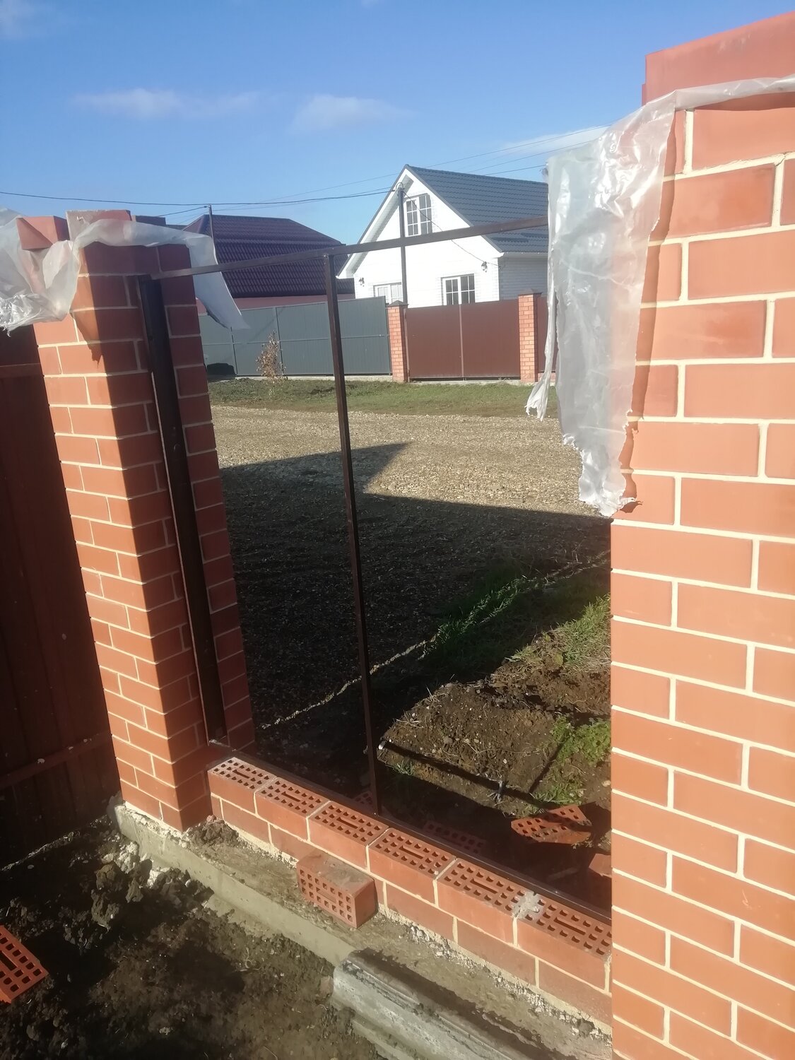 забор кирпичный, кирпичные столбы, забор с кирпичными столбами, столбы из кирпича, забор из кирпича