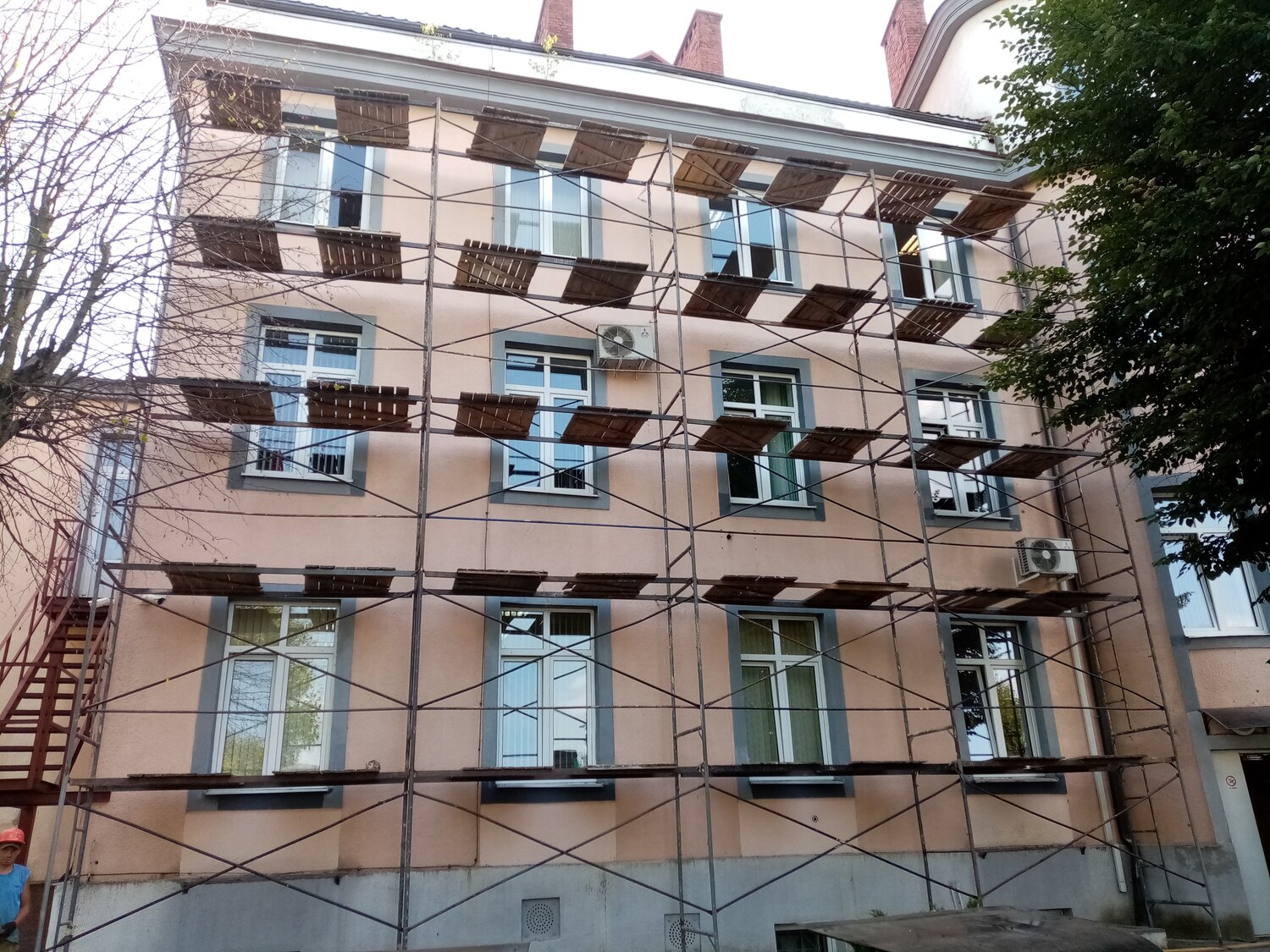 жилой дом, балкон в хрущевке, фасад дома, пятиэтажный дом, здание