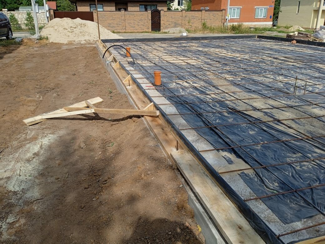 Установка монолитной плиты фундамента