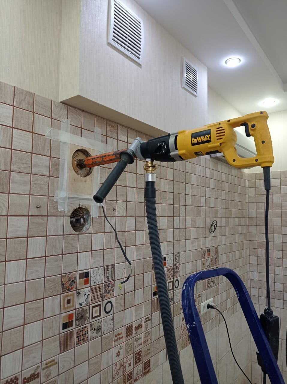 дрель алмазного бурения cardi dp 2200, дрель для алмазного бурения из перфоратора, дрель алмазного сверления, дрель для алмазного бурения dewalt d21570k, сверление алмазными коронками