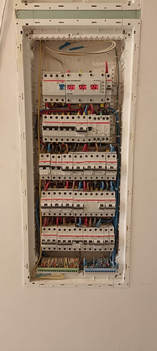 монтаж электрощита, сборка электрощита, монтаж щита abb uk600, черновой электромонтаж щитка, электрощит abb uk600