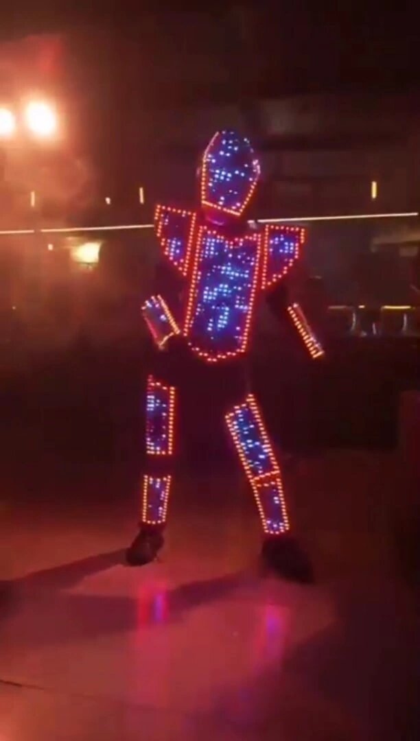 светодиодные костюмы, тесла шоу вднх, световое шоу, распалась группа daft punk, робот костюм